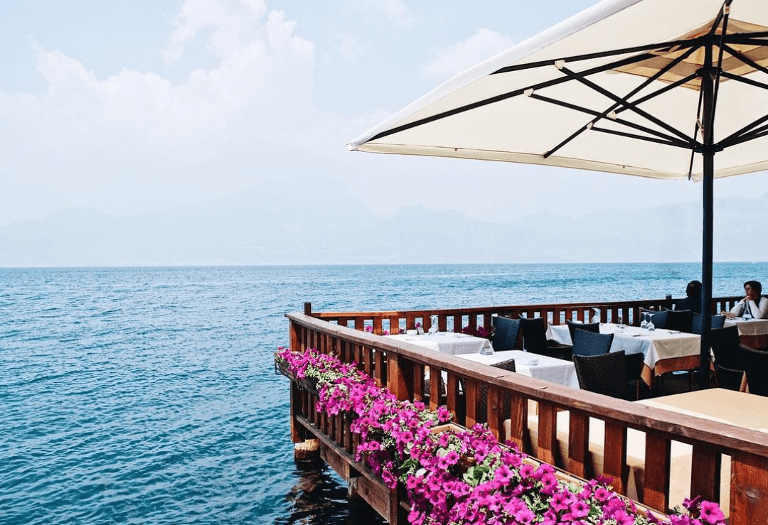 Get Inspired By These Simple, Yet Beautiful Commercial Restaurant Umbrella Setups