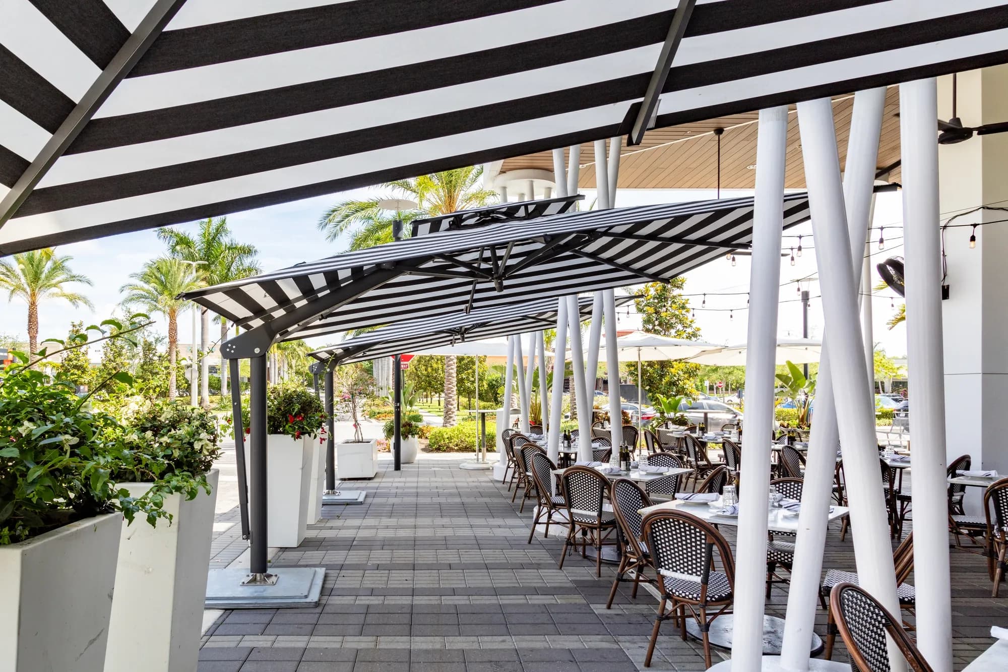 Enhancing Outdoor Dining with Luxury Umbrellas and Cabanas
