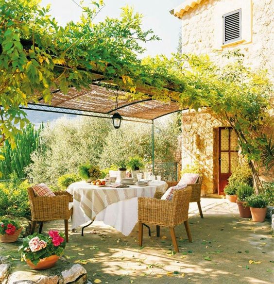 Cozy italian dining terrace
